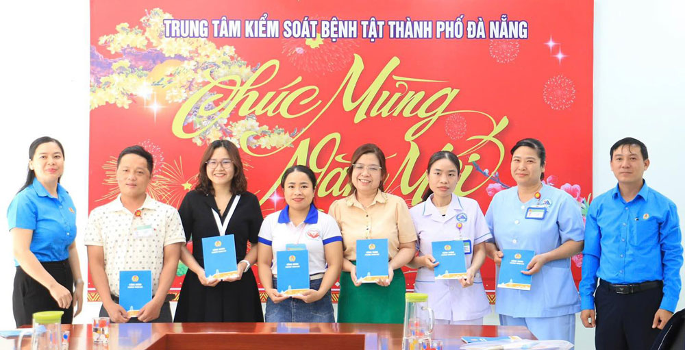 Thanh Khe Ward Trade Union presents Tet gifts to union members and workers at Da Nang Center for Disease Control. Photo: Thanh Khe Trade Union.