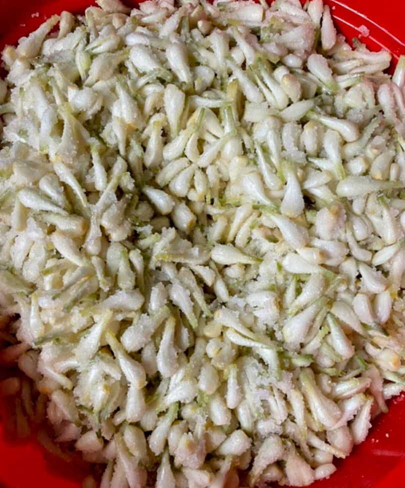 Kiệu được ngâm, để ráo và ướp đường theo phương pháp truyền thống. Ảnh: Phạm Ngân