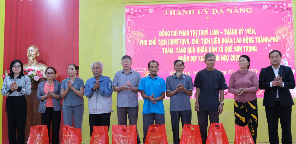 Ms. Phan Thi Thuy Linh - Chairwoman of Da Nang City Labor Federation (left) presents Tet gifts to people in Que Son Trung commune. Photo: Da Nang Trade Union.