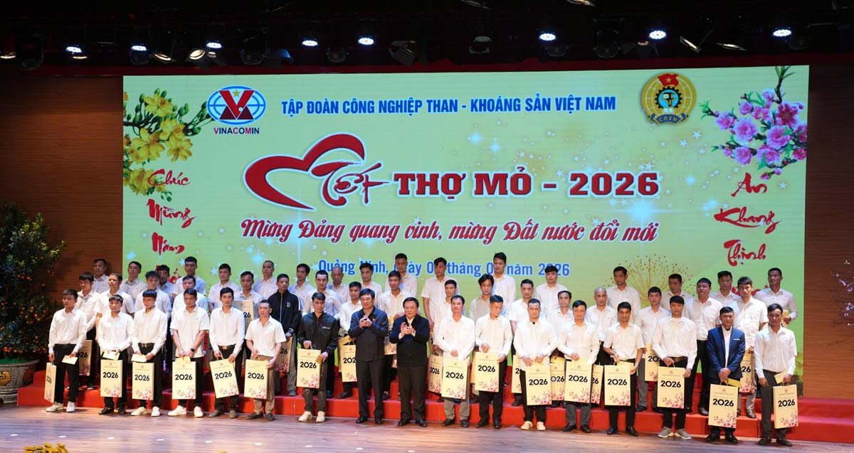 Lãnh đạo Trung ương và TKV tặng quà cho công nhân. Ảnh: Đoàn Hưng