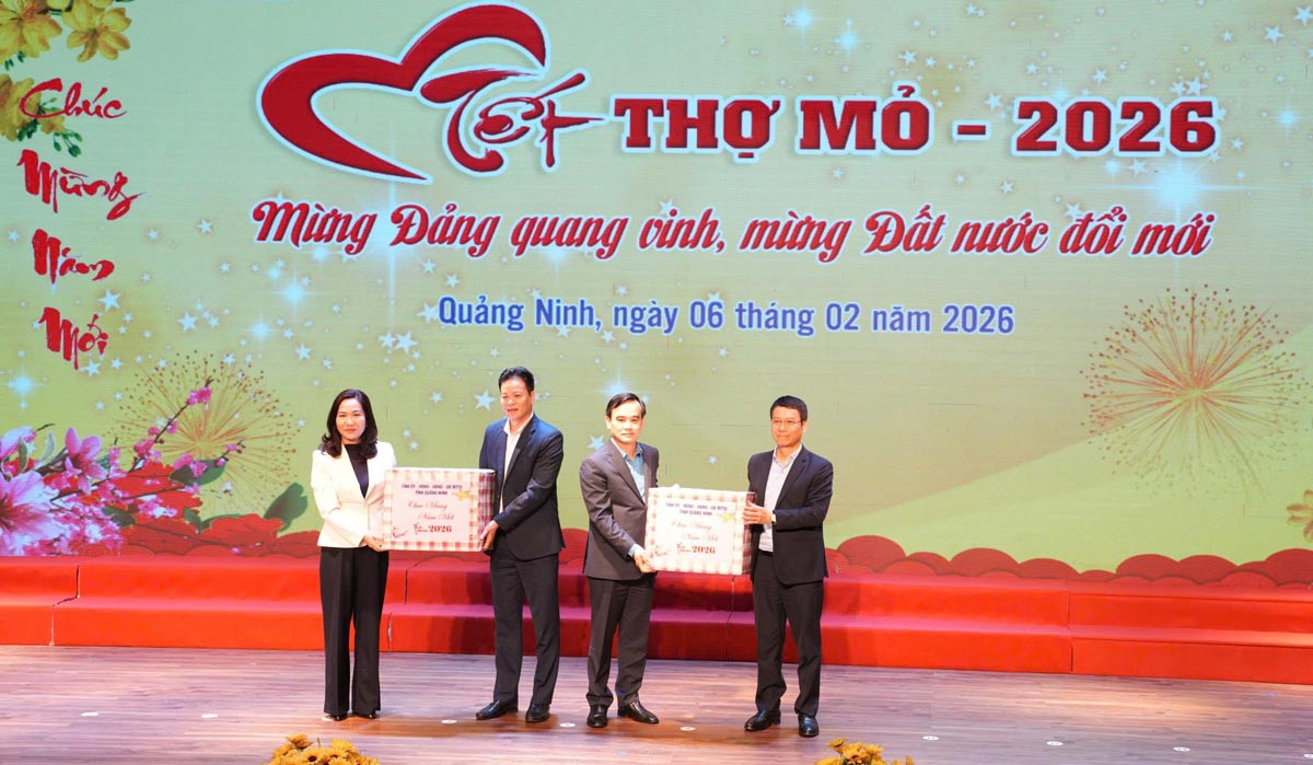 Lãnh đạo tỉnh, lãnh đạo Tập đoàn Than - Khoáng sản Việt Nam trao quà Tết cho xã Tiên Yên. Ảnh: Đoàn Hưng