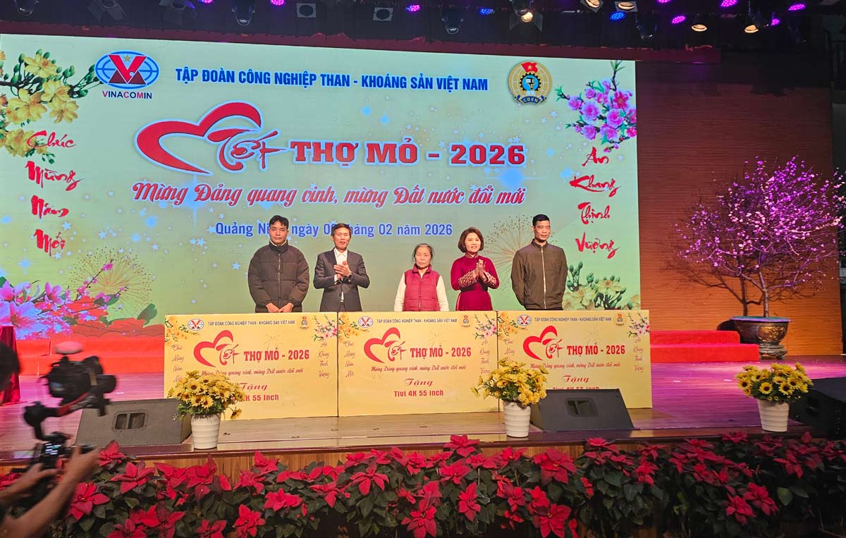 Công nhân, người lao động may mắn nhận tivi tại chương trình bốc thăm trúng thưởng. Ảnh: Đoàn Hưng