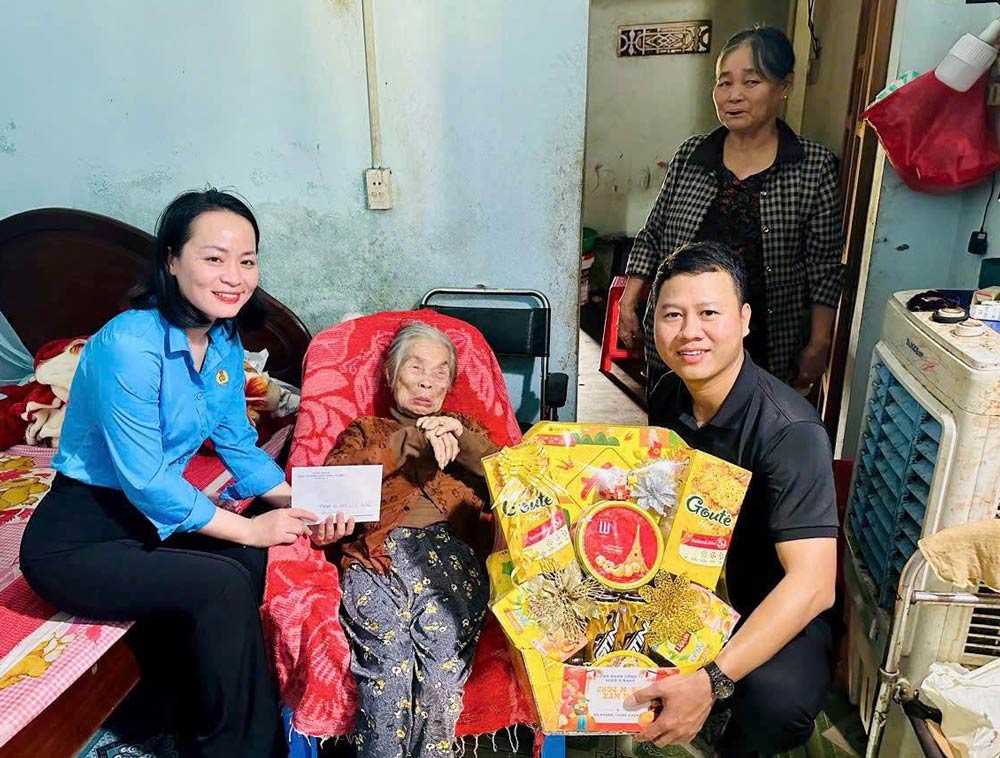 Duy Xuyen Commune Trade Union, Da Nang wishes Tet to Vietnamese Heroic Mother Le Thi Nghiem. Photo: Da Nang Trade Union.