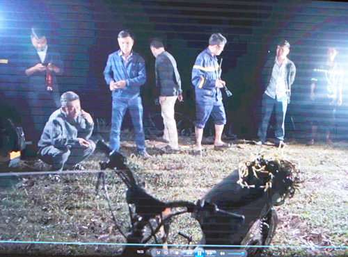 Chiếc xe máy thứ hai được trục vớt dưới Biển Hồ. Ảnh: Công an