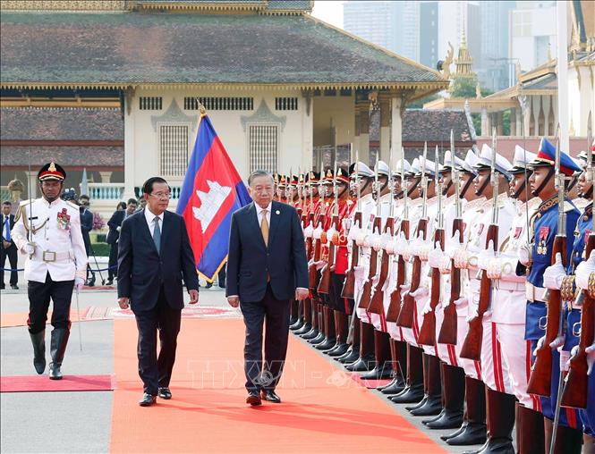 General Secretary To Lam and Samdech Techo Hun Sen review the honor guard of the Royal Cambodian Army at the welcoming ceremony on the morning of February 6th. Photo: VNA