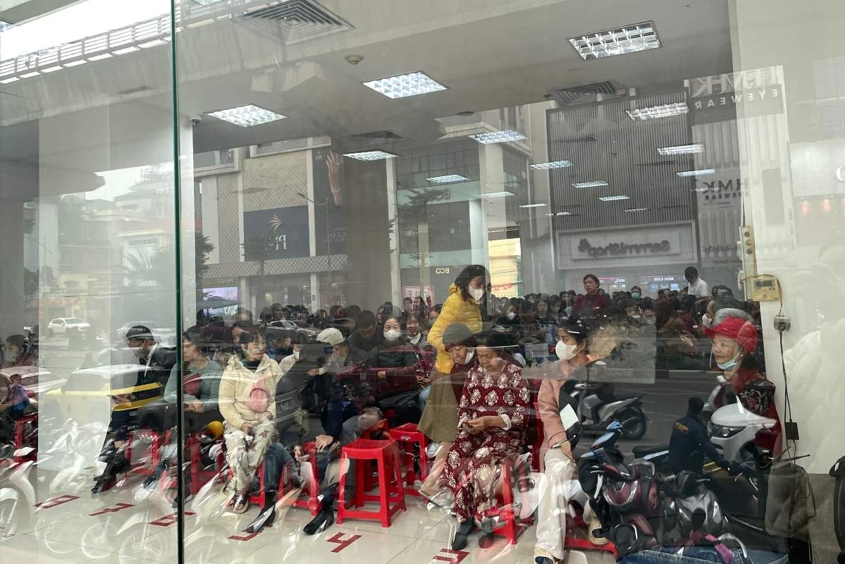 Tính đến 9h28, số lượng người dân có nhu cầu mua vàng ngồi chờ trong nhà chạm ngưỡng 200 người. Ảnh: Hạ Linh 