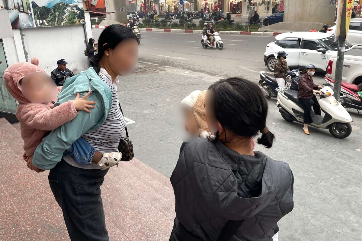 Nhóm người đến từ 3h sáng để hoàn thành nhiệm vụ “xếp hàng thế chân” trong phiên giao dịch sáng nay. Ảnh: Hạ Linh 