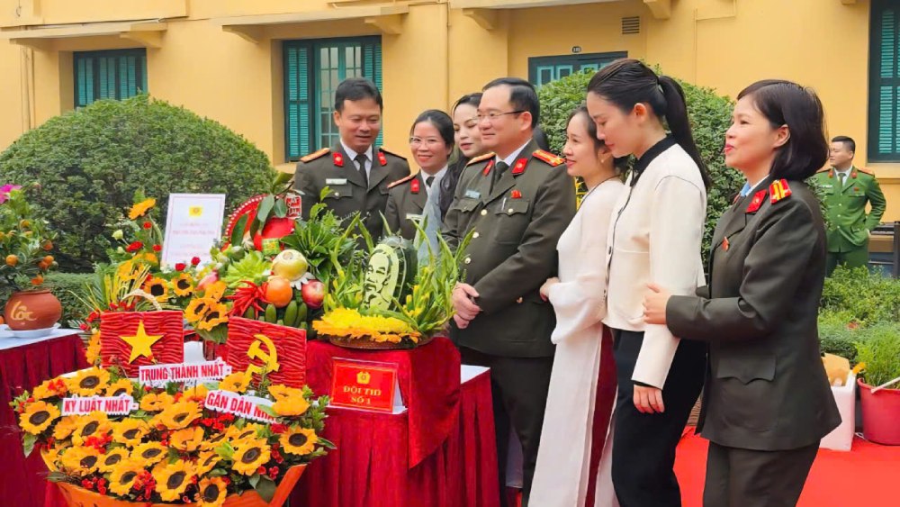 Đoàn viên công đoàn Công an Thành phố Hà Nội tham gia hội thi trưng bày mâm ngũ quả ngày Tết tại chương trình. Ảnh: Quỳnh Chi 