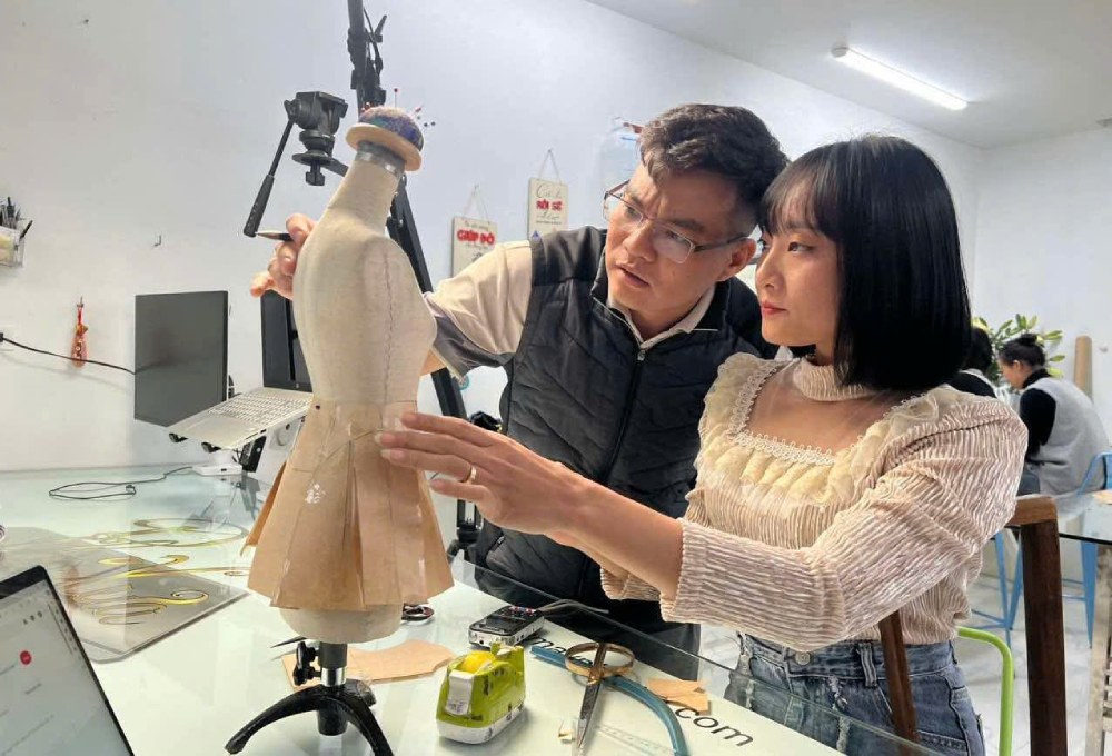 Mr. Nguyen Duy Long teaches sewing to disadvantaged people at Pho Xua class. Photo: Quynh Chi