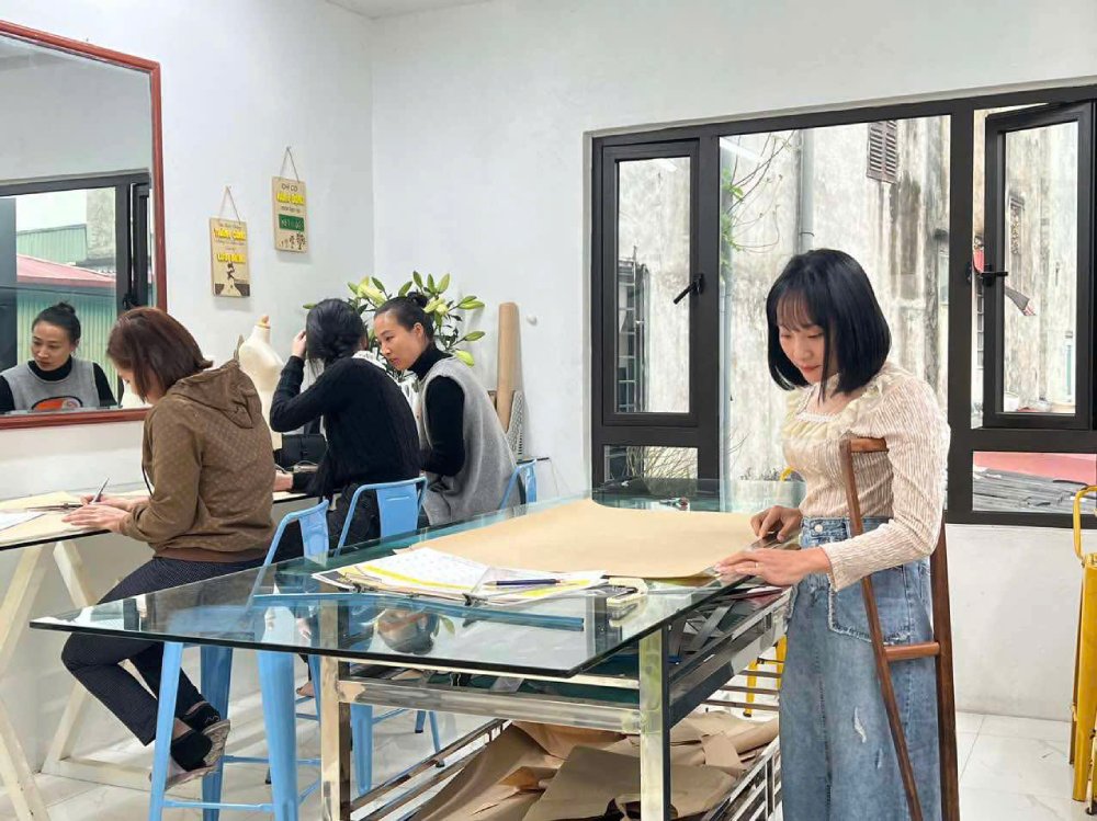 Người yếu thế trong lớp dạy may của anh Nguyễn Duy Long. Ảnh: Quỳnh Chi