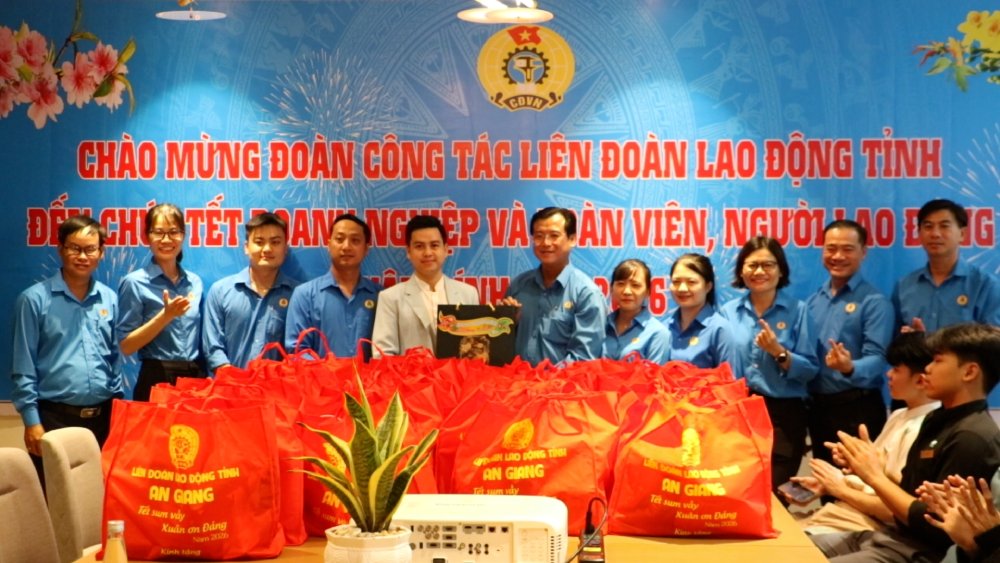 Ông Nguyễn Nhật Tiến, Phó Chủ tịch LĐLĐ tỉnh An Giang (ở giữa) thăm hỏi, tặng quà cho đoàn viên, NLĐ ở Phú Quốc. Ảnh: Nam Phương