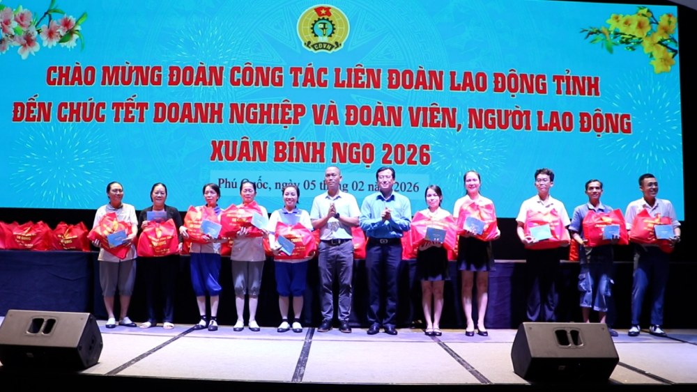 Đoàn viên, NLĐ phấn khởi nhận quà Tết. Ảnh: Nam Phương