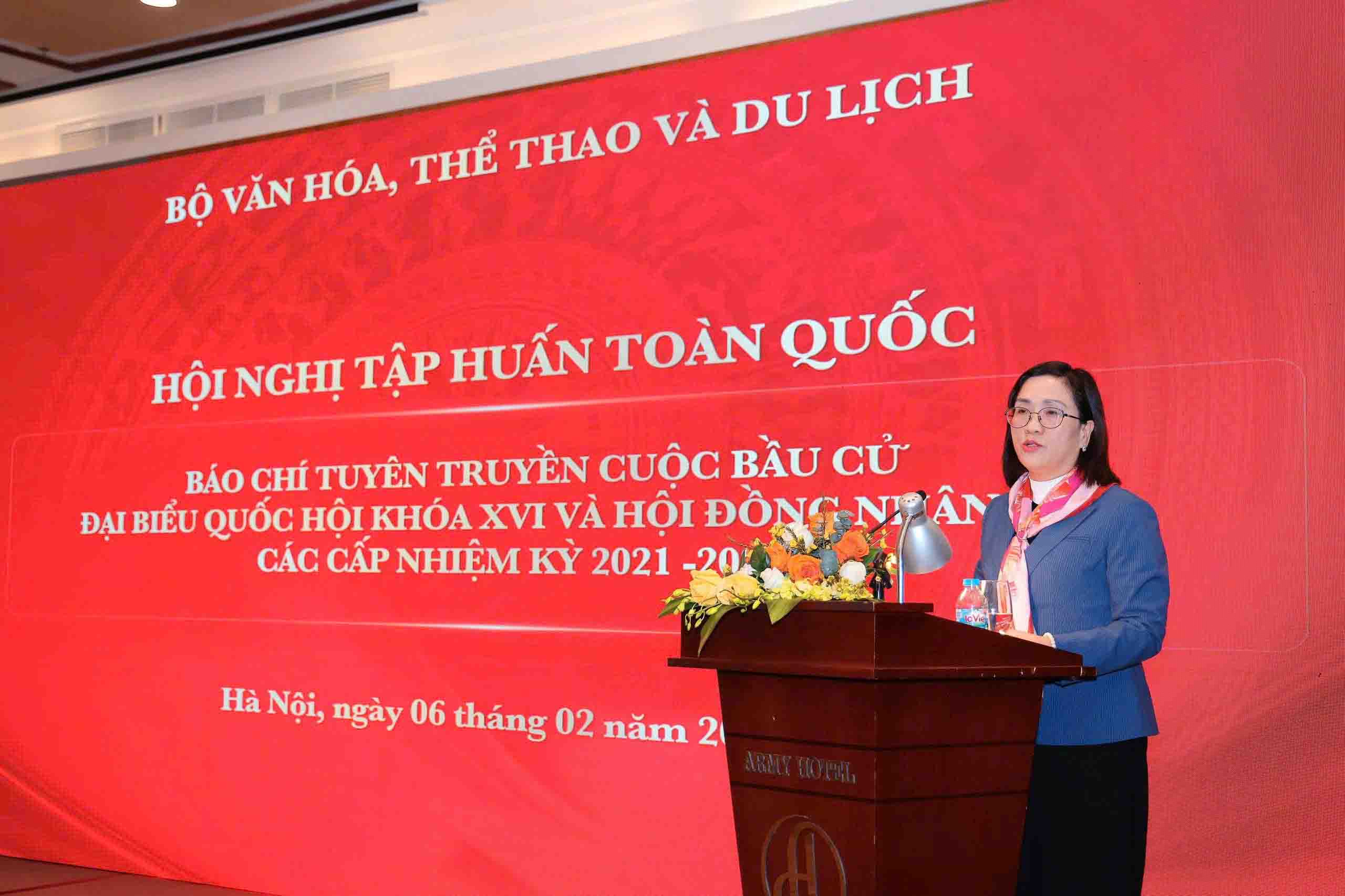 Deputy Head of the Central Propaganda and Mass Mobilization Commission Dinh Thi Mai clearly stated the requirement to ensure reasonable number of delegates working at Party agencies, armed forces, Fatherland Front and increase the number of full-time National Assembly deputies... Photo: Pham Dong.