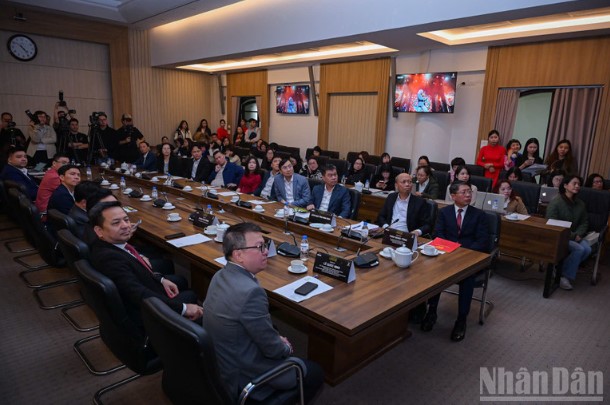 Các đại biểu xem MV “Song From A Secret Garden - Secret Garden in Vietnam”.