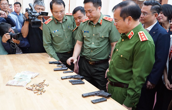 Lãnh đạo Bộ Công an, Công an các tỉnh thành xem xét vật chứng của vụ án. Ảnh: Thanh Tuấn 