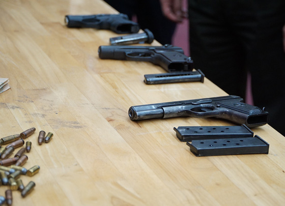 Số lượng súng đạn là tang vật của vụ án. Ảnh: Thanh Tuấn 