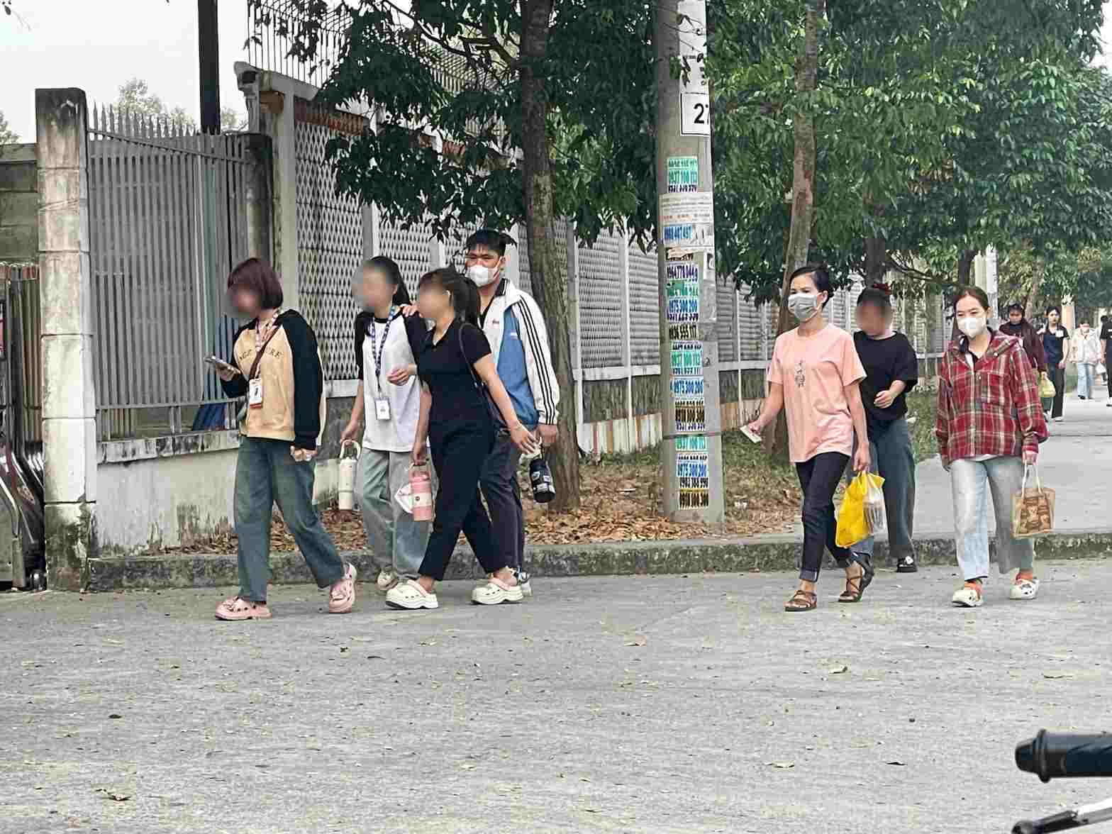 Công nhân đến nhà máy làm việc. Ảnh: Đình Trọng 