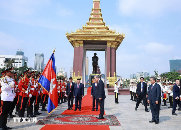 El Secretario General To Lam deposita una corona de flores en el Monumento al difunto Rey de Camboya Norodom Sihanouk. Foto: TTXVN