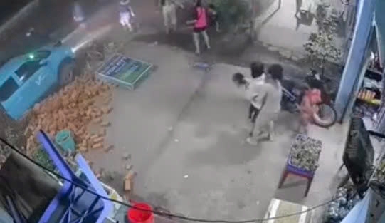 Hiện trường vụ việc tài xế ôtô đánh người dân đến hỗ trợ vụ tai nạn. Ảnh cắt từ clip bạn đọc cung cấp