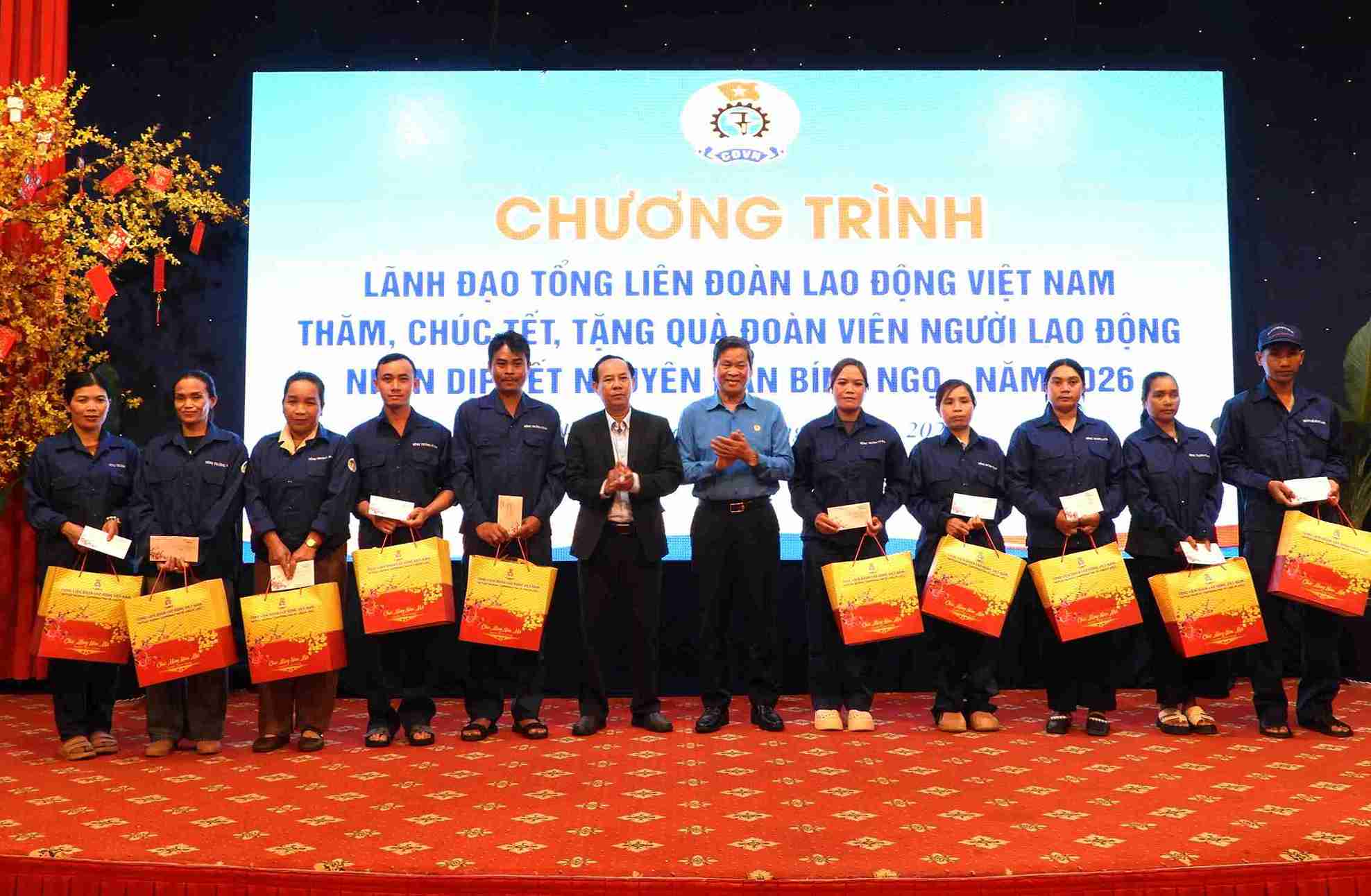 Có 100 công nhân lao động nhận được quà Tết trong đợt này. Ảnh: Long Du