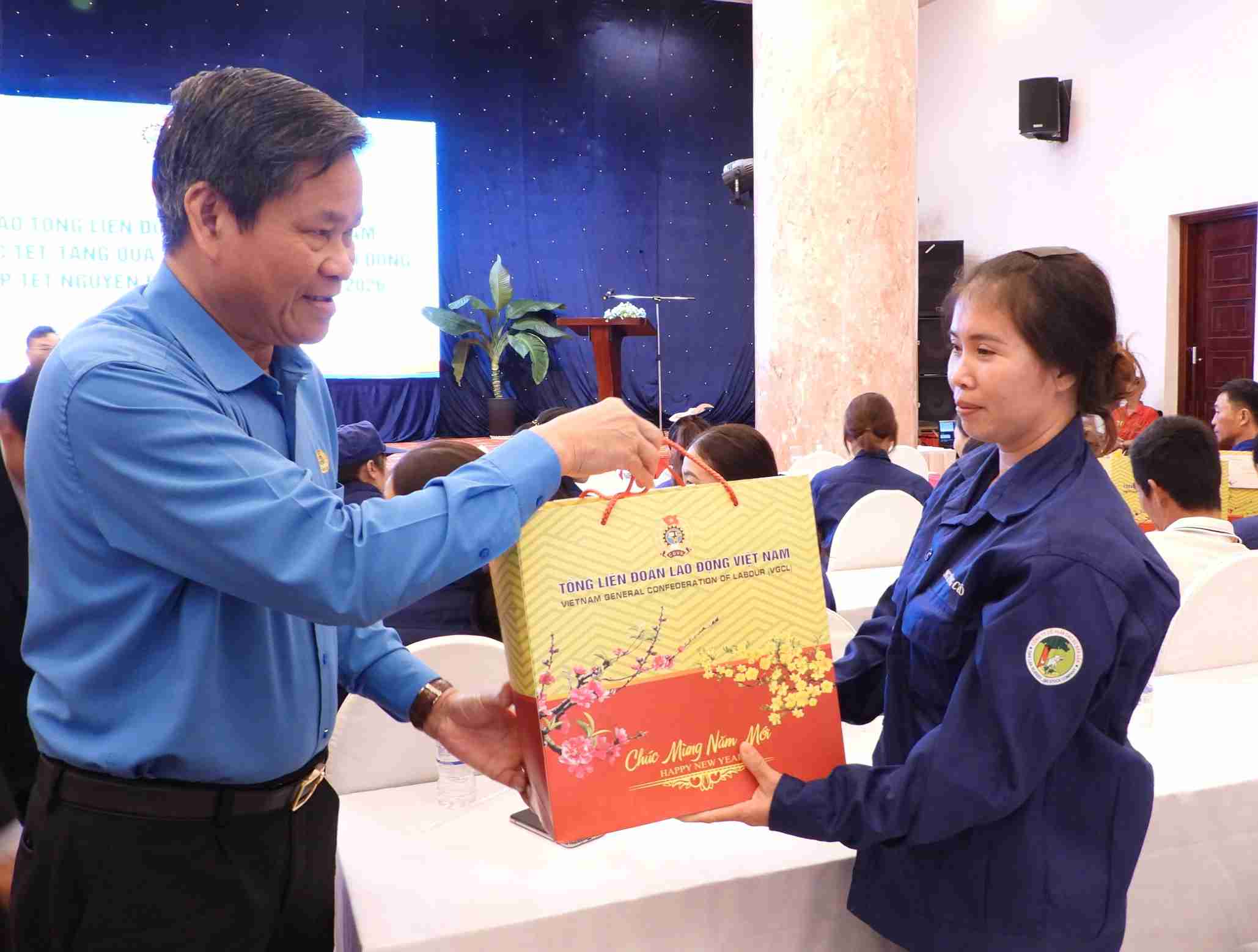 후인탄쑤언 베트남 노동총연맹 부위원장이 노동자들에게 설날 선물을 직접 전달하고 있습니다. 사진: 롱주