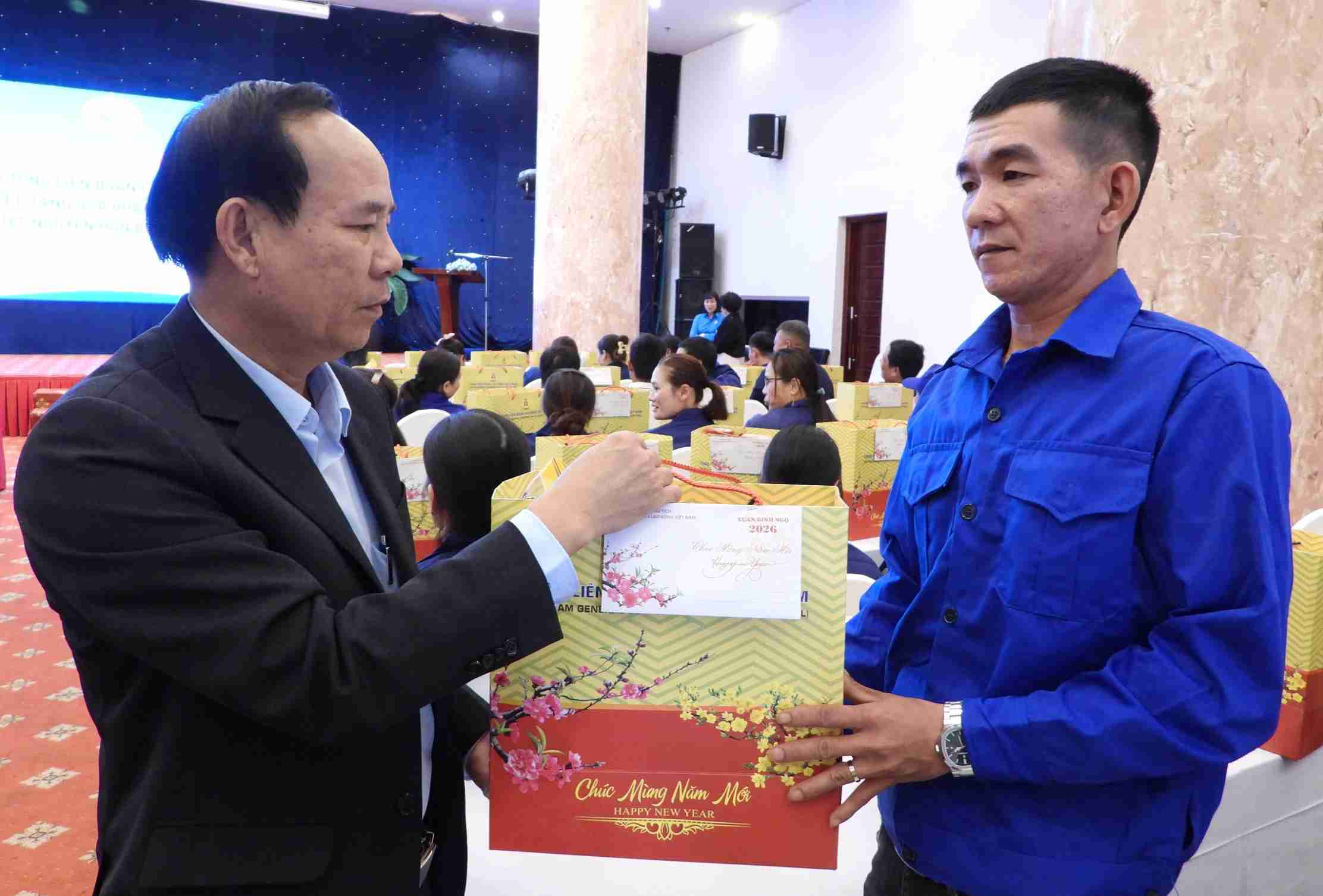 Ông Nguyễn Minh - Tổng Giám đốc Dakruco thăm hỏi đời sống của công nhân lao động tại nông trường trực thuộc. Ảnh: Long Du