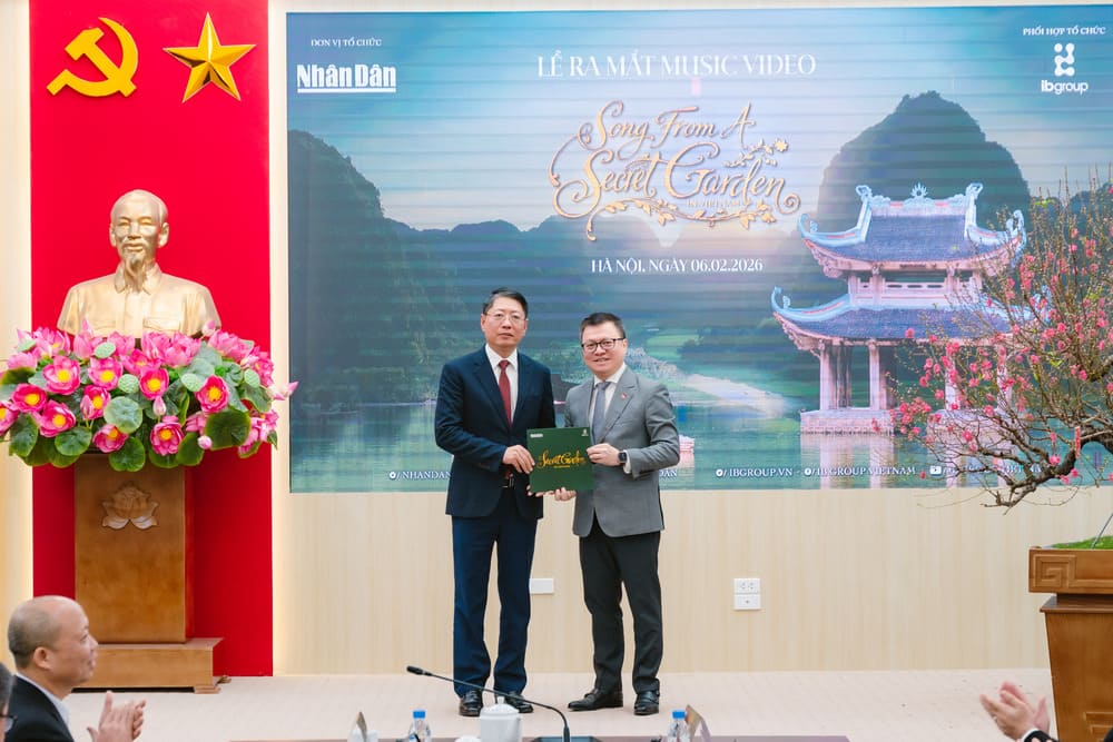 ban tổ chức đã trao tặng MV “Song From A Secret Garden – Secret Garden in Vietnam” cho lãnh đạo tỉnh Ninh Bình, 