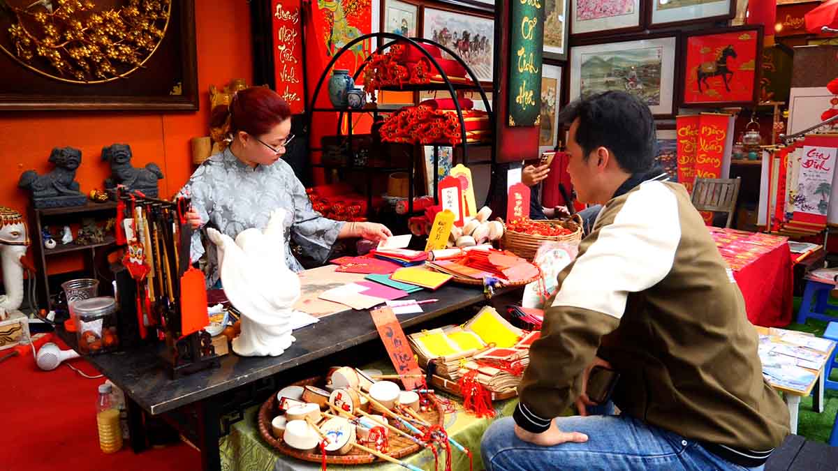 Calligrapher street brings the traditional Vietnamese Tet atmosphere to Ho Chi Minh City residents. Photo: Anh Tu