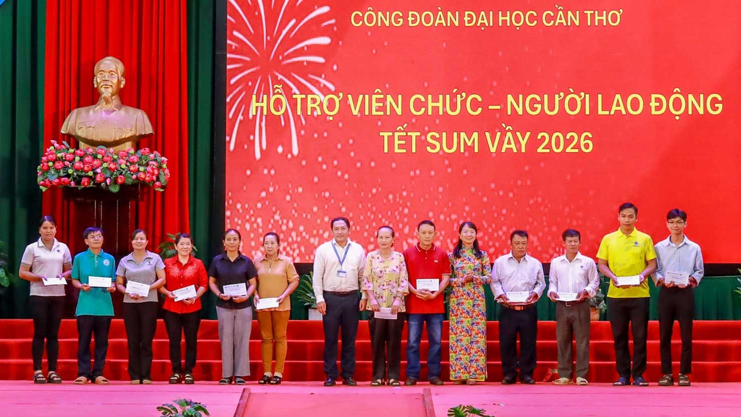 Ban tổ chức trao hỗ trợ cho viên chức, người lao động có hoàn cảnh khó khăn. Ảnh: Đại học Cần Thơ