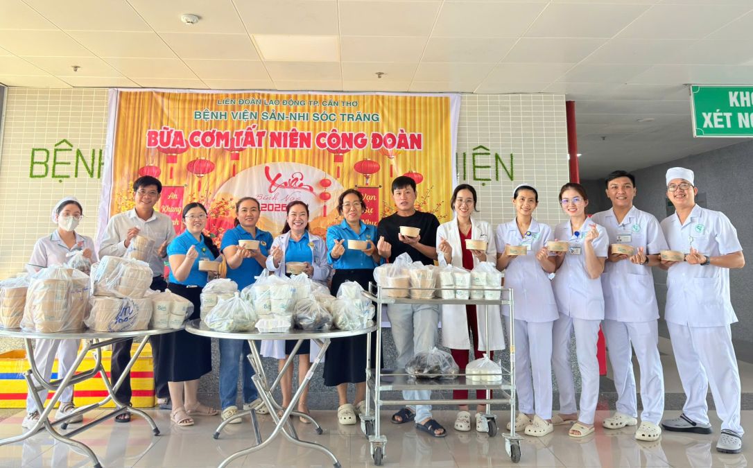 Lãnh đạo đơn vị và Công đoàn Bệnh viện Sản Nhi Sóc Trăng cùng đoàn viên dự “Bữa cơm tất  niên Công đoàn” dịp Tết. Ảnh: Đơn vị cung cấp