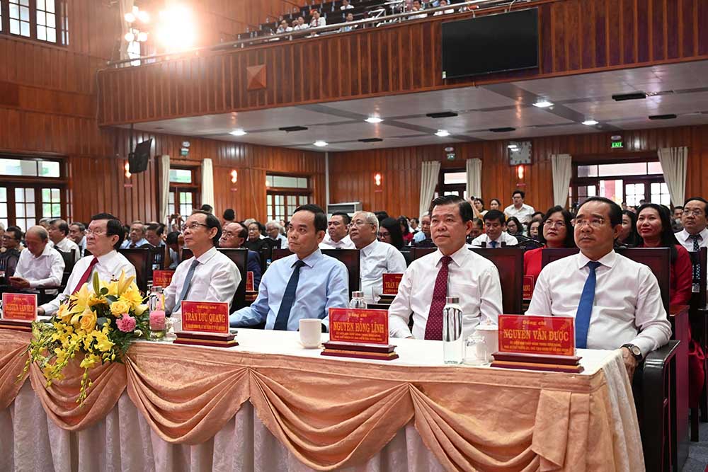 Nguyên Ủy viên Bộ Chính trị, nguyên Chủ tịch nước Trương Tấn Sang; nguyên Ủy viên Bộ Chính trị, nguyên Bí thư Thành ủy TPHCM Nguyễn Văn Nên; ông Trần Lưu Quang - Ủy viên Bộ Chính trị, Bí thư Thành ủy TPHCM; Phó chủ nhiệm Ủy ban Kiểm tra Trung ương Nguyễn Hồng Lĩnh; Chủ tịch Ủy ban nhân dân TPHCM Nguyễn Văn Được (từ trái qua) dự chương trình họp mặt. Ảnh: Huỳnh Du