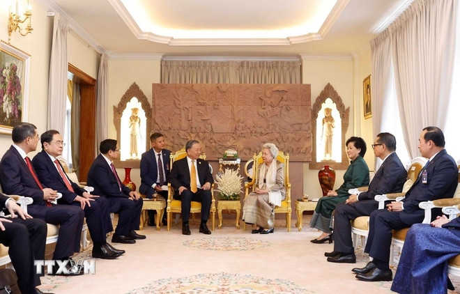 Tổng Bí thư Tô Lâm thăm hỏi Hoàng thái hậu Norodom Monineath Sihanouk. Ảnh: TTXVN