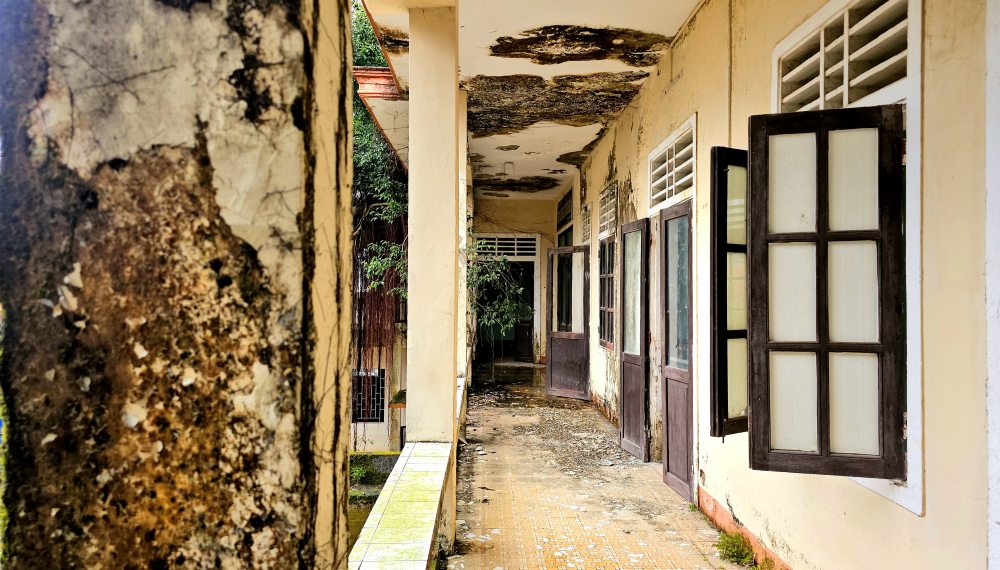 Current status of a headquarters and a school in Hue being abandoned and seriously degraded. Photo: Nguyen Luan