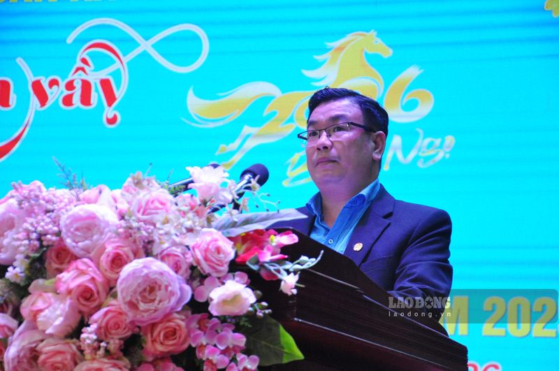 Chủ tịch Công đoàn xã Bảo Thắng Nguyễn Thanh Bình phát biểu tại chương trình. Ảnh: Đinh Đại