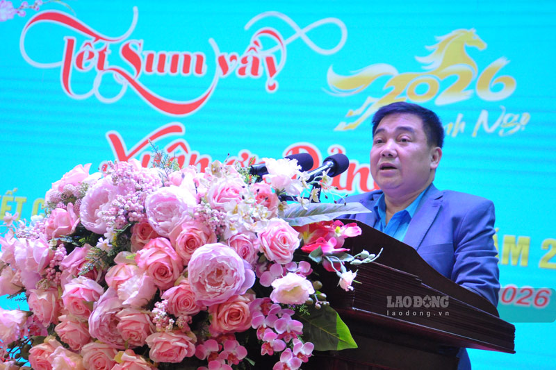 Phó Chủ tịch Liên đoàn Lao động tỉnh Lào Cai Phan Huy Cường đánh giá cao những nỗ lực của Công đoàn xã Bảo Thắng. Ảnh: Đinh Đại