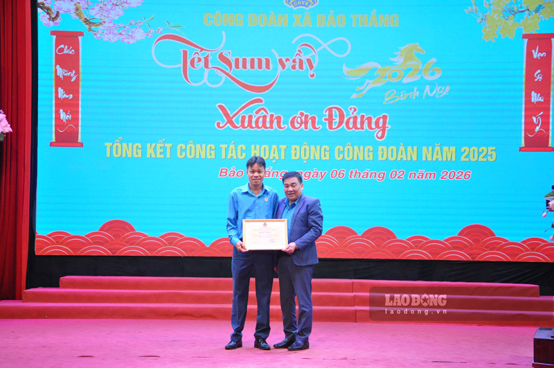 Tặng bằng khen doanh nghiệp, công đoàn cơ sở trong công tác chăm lo, bảo vệ quyền lợi cho đoàn viên, lao động. Ảnh: Đinh Đại