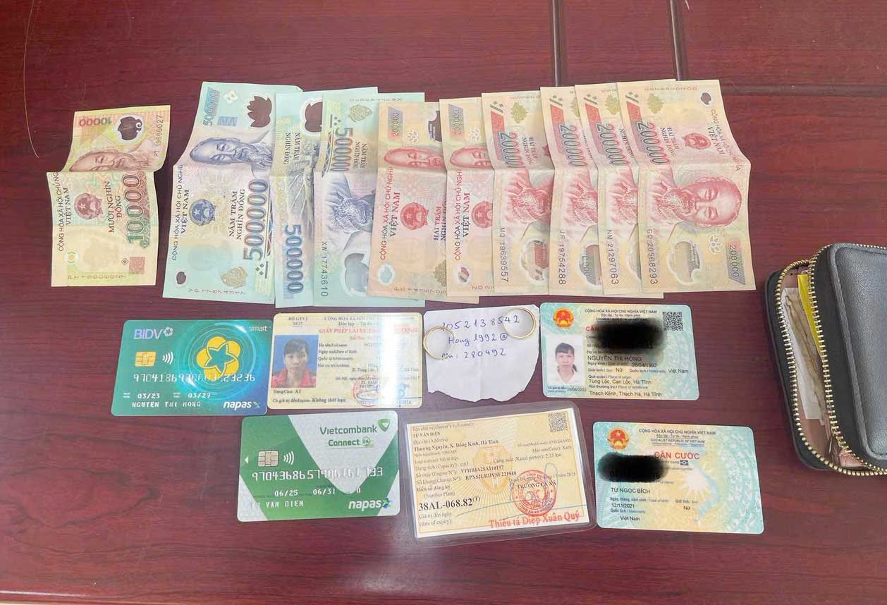 Tiền và vàng trị giá khoảng 20 triệu mà anh Quang nhặt được đã trả lại cho chị Hồng. Ảnh: Công an Hà Tĩnh.