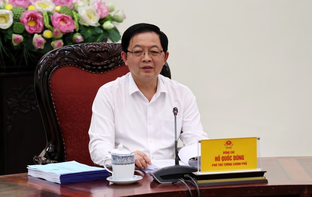 El miembro del Comité Central del Partido, Viceprimer Ministro Hồ Quốc Dũng - Presidente del Consejo de Coordinación para la Divulgación y Educación Jurídica Central - acaba de firmar la Decisión No. 08/QĐ-HĐPH consolidando los miembros de este Consejo. Foto: Nhật Bắc