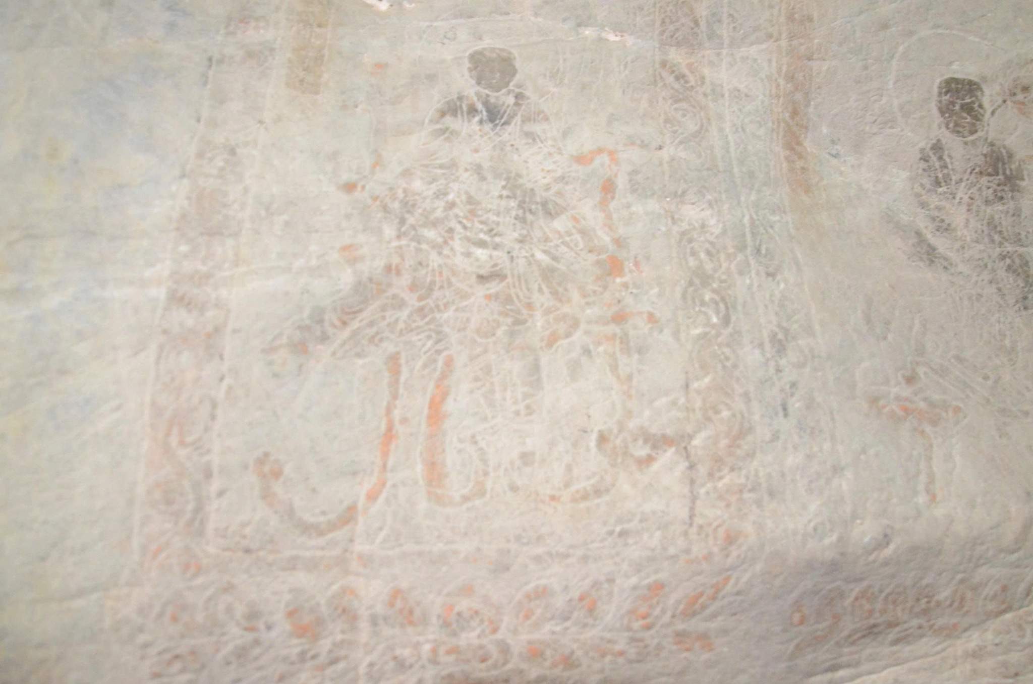 Hiện nay, một số bức họa đã bị bào mòn, rất khó không thể khôi phục và đọc được. Ảnh: Diệu Anh