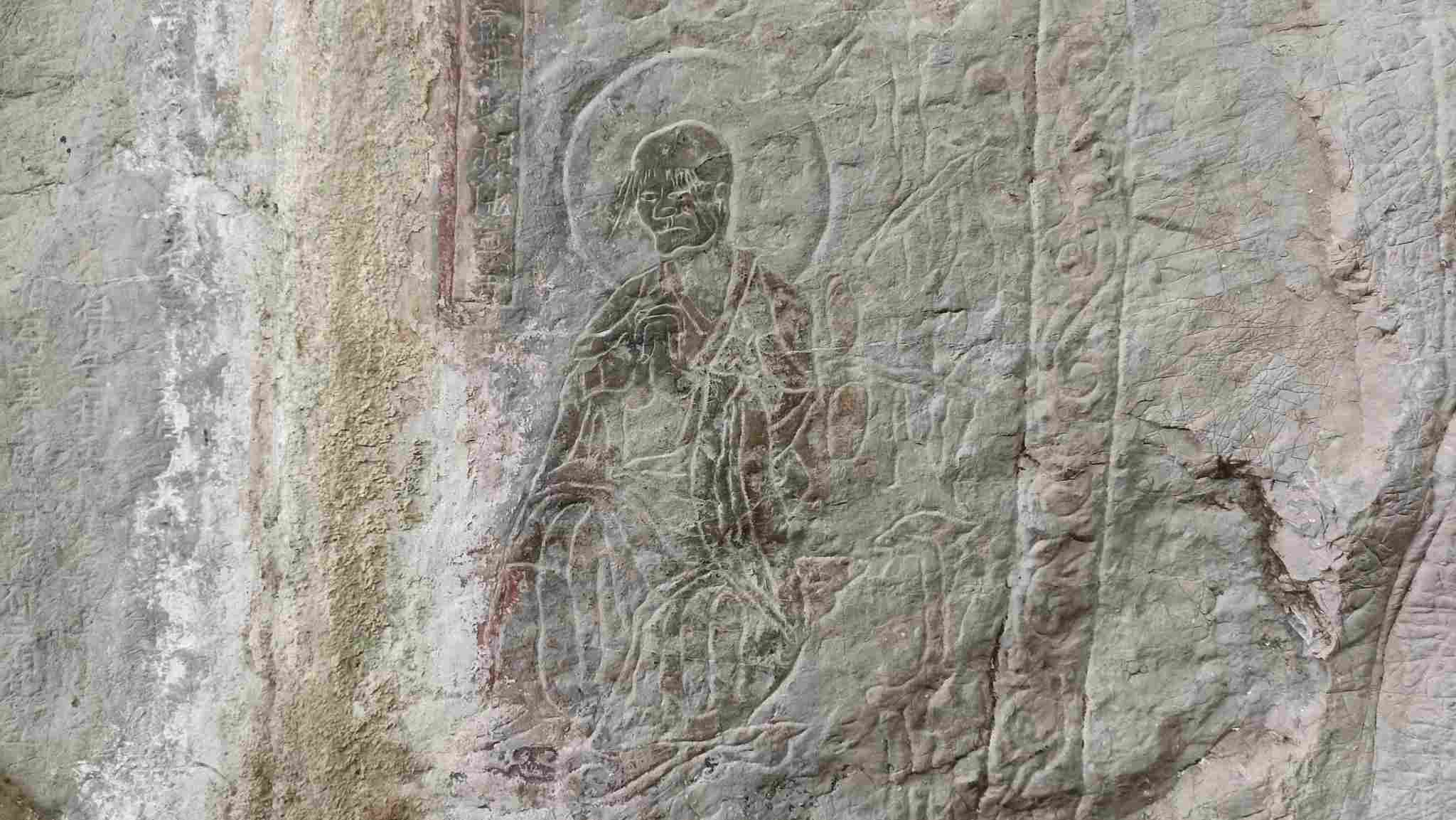 Các bức họa La Hán được khắc sâu vào vách đá. Ảnh: Diệu Anh