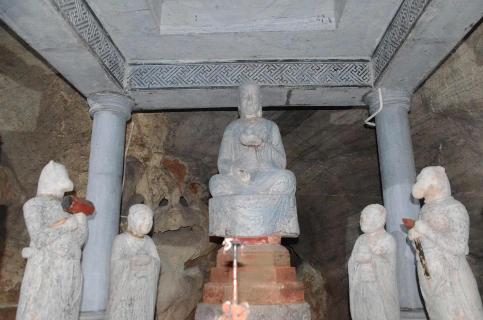 Trong đông còn có các pho tượng La Hán. Ảnh: Diệu Anh