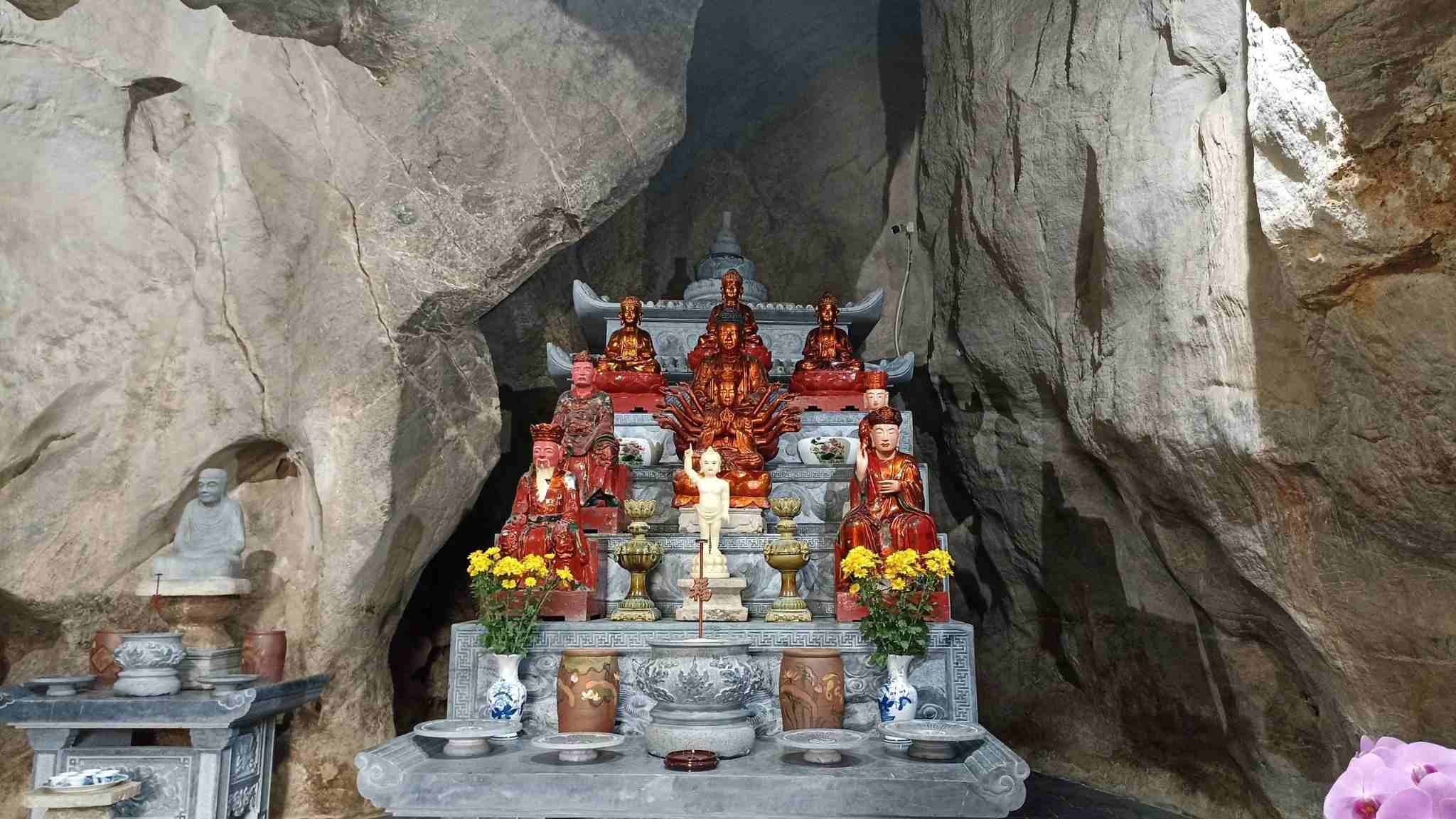 The set of carvings of 18 La Han mascots at Lien Hoa Cave, Phong Phu Pagoda still contains many mysteries that have not been deciphered. Photo: Dieu Anh