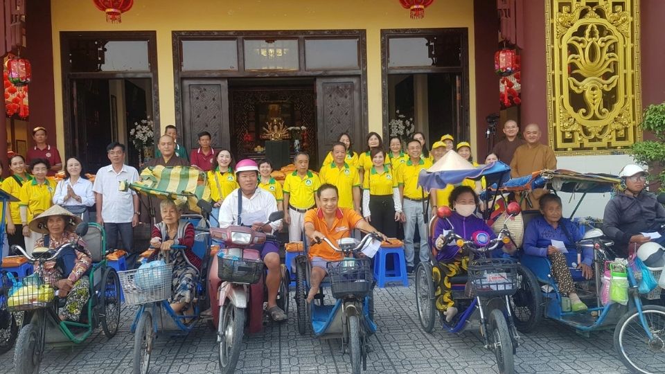 Tet gifts are given to households in difficult circumstances in Tra On commune. Photo: Hoang Loc