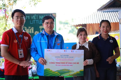 Huy Hoàng (áo đỏ) 