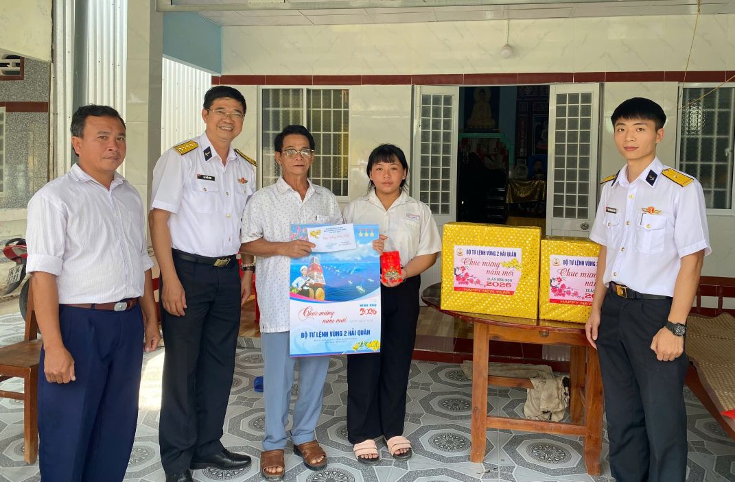 Đoàn tặng quà cho em Lâm Hồng Thúy ở xã Đông Hải, tỉnh Vĩnh Long. Ảnh: Văn Đường