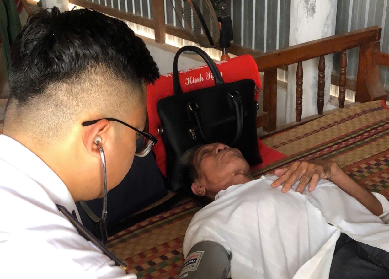 Bác sĩ của Vùng 2 Hải quân khám sức khỏe cho thân nhân gia đình các em học sinh. Ảnh: Văn Đường