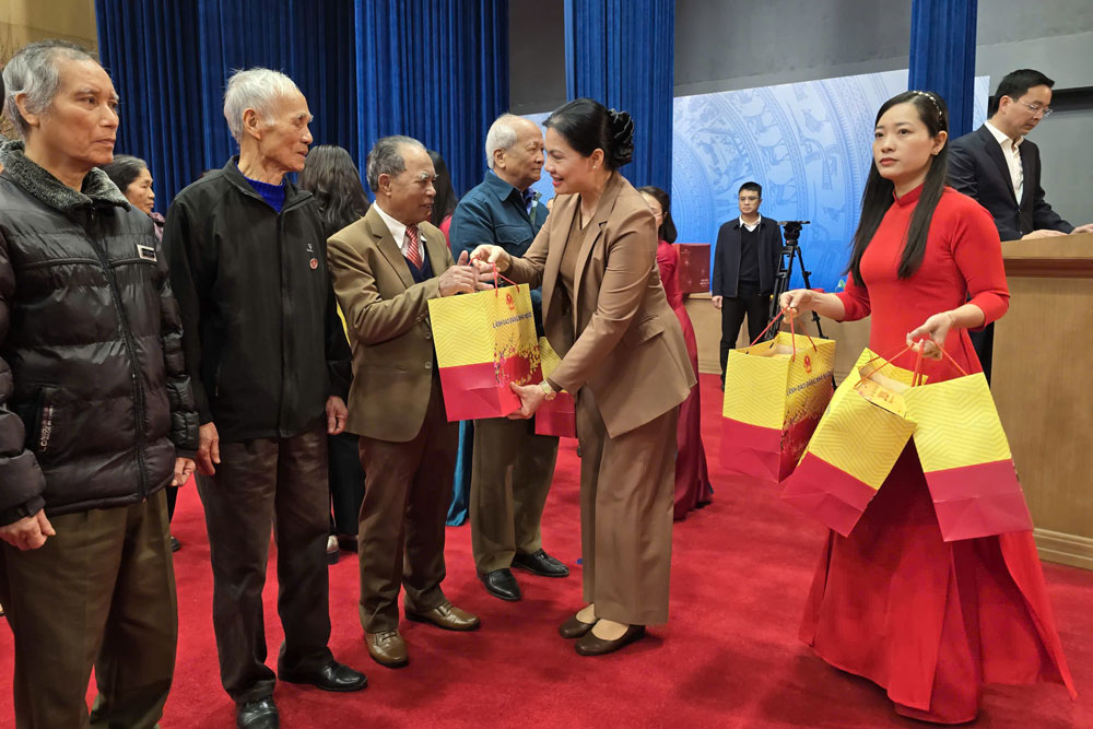 Phó Chủ tịch Uỷ ban Trung ương Mặt trận Tổ quốc Việt Nam Hà Thị Nga tặng quà. Ảnh: Bảo Nguyên 