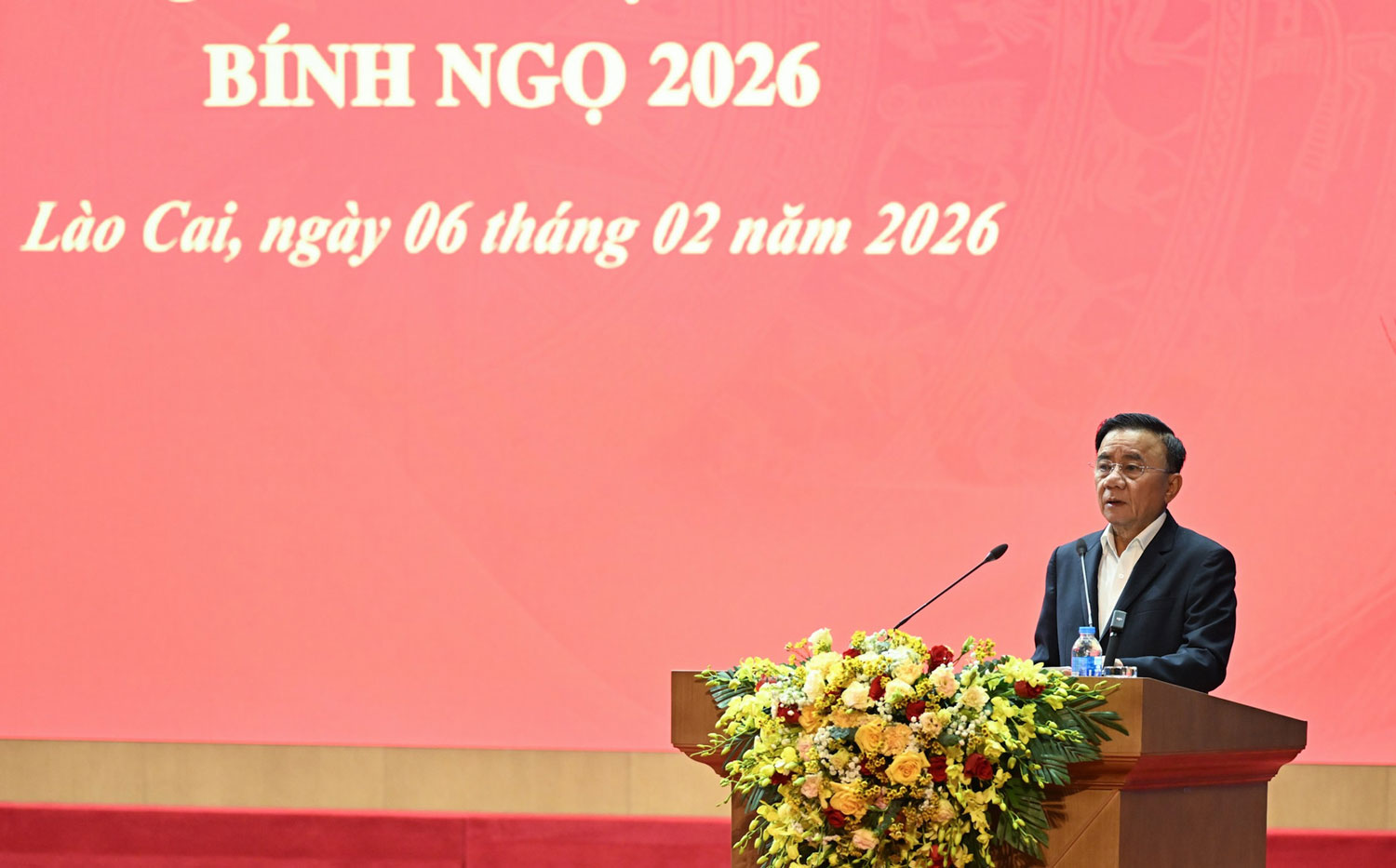 Thường trực Ban Bí thư Trần Cẩm Tú phát biểu chúc Tết các gia đình chính sách, hộ nghèo, công nhân lao động có hoàn cảnh khó khăn và cán bộ, chiến sĩ lực lượng vũ trang tỉnh Lào Cai. Ảnh: DUY LINH