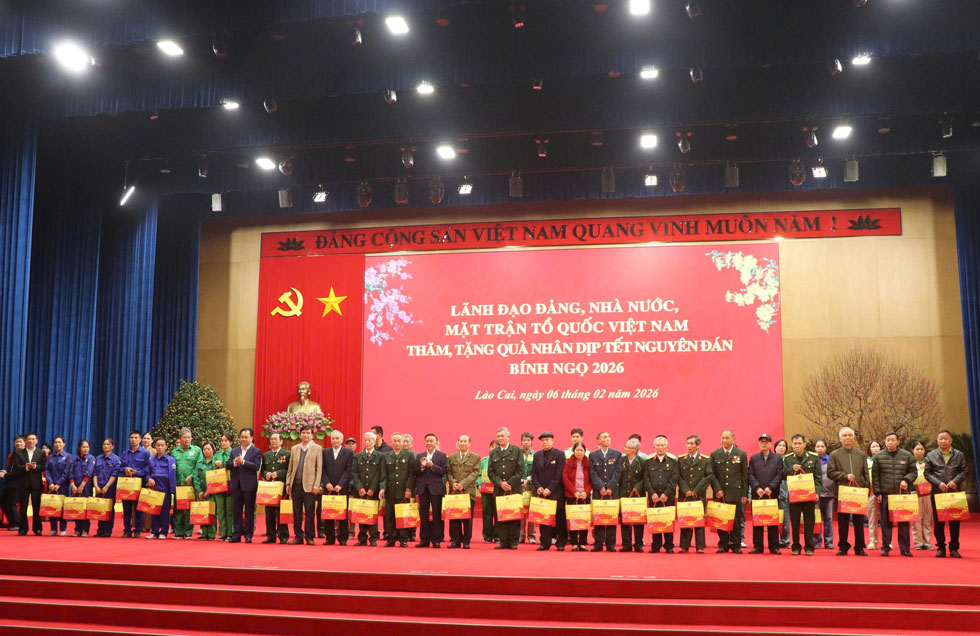 Thường trực Ban Bí thư Trần Cẩm Tú tặng quà gia đình chính sách, hộ nghèo, công nhân lao động có hoàn cảnh khó khăn và cán bộ, chiến sĩ lực lượng vũ trang tỉnh Lào Cai. 