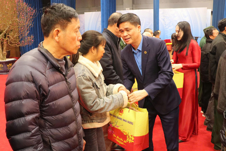 Phó Chủ tịch Tổng Liên đoàn Lao động Việt Nam Ngọ Duy Hiểu tặng quà cho công nhân, lao động. Ảnh: Bảo Nguyên 